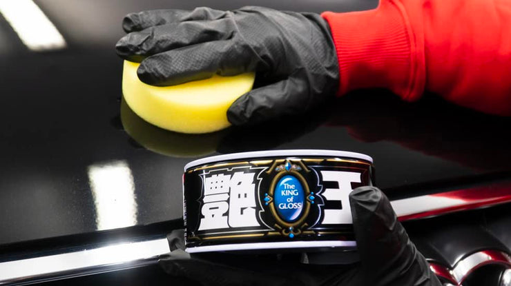 SOFT99 The King Of Gloss Dark 300g - Hard Car Wax Polish - Durable Synthetic Paintwork Protection and Hydrophobicity - Maximise the Gloss and Shine - Kit with an Applicator Pad