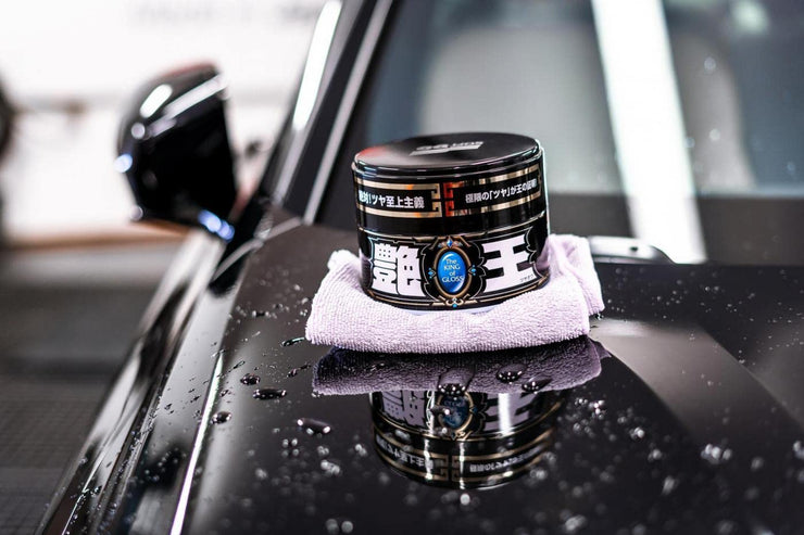 SOFT99 The King Of Gloss Dark 300g - Hard Car Wax Polish - Durable Synthetic Paintwork Protection and Hydrophobicity - Maximise the Gloss and Shine - Kit with an Applicator Pad